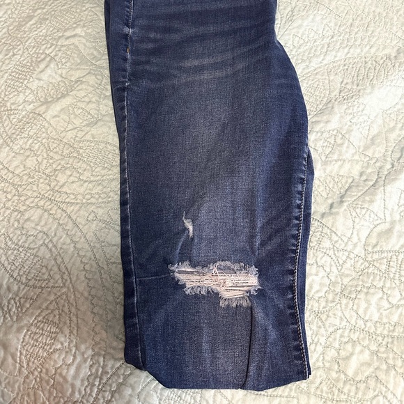 Old Navy Rockstar High-Waisted Distressed Jeans - Picture 4 of 5